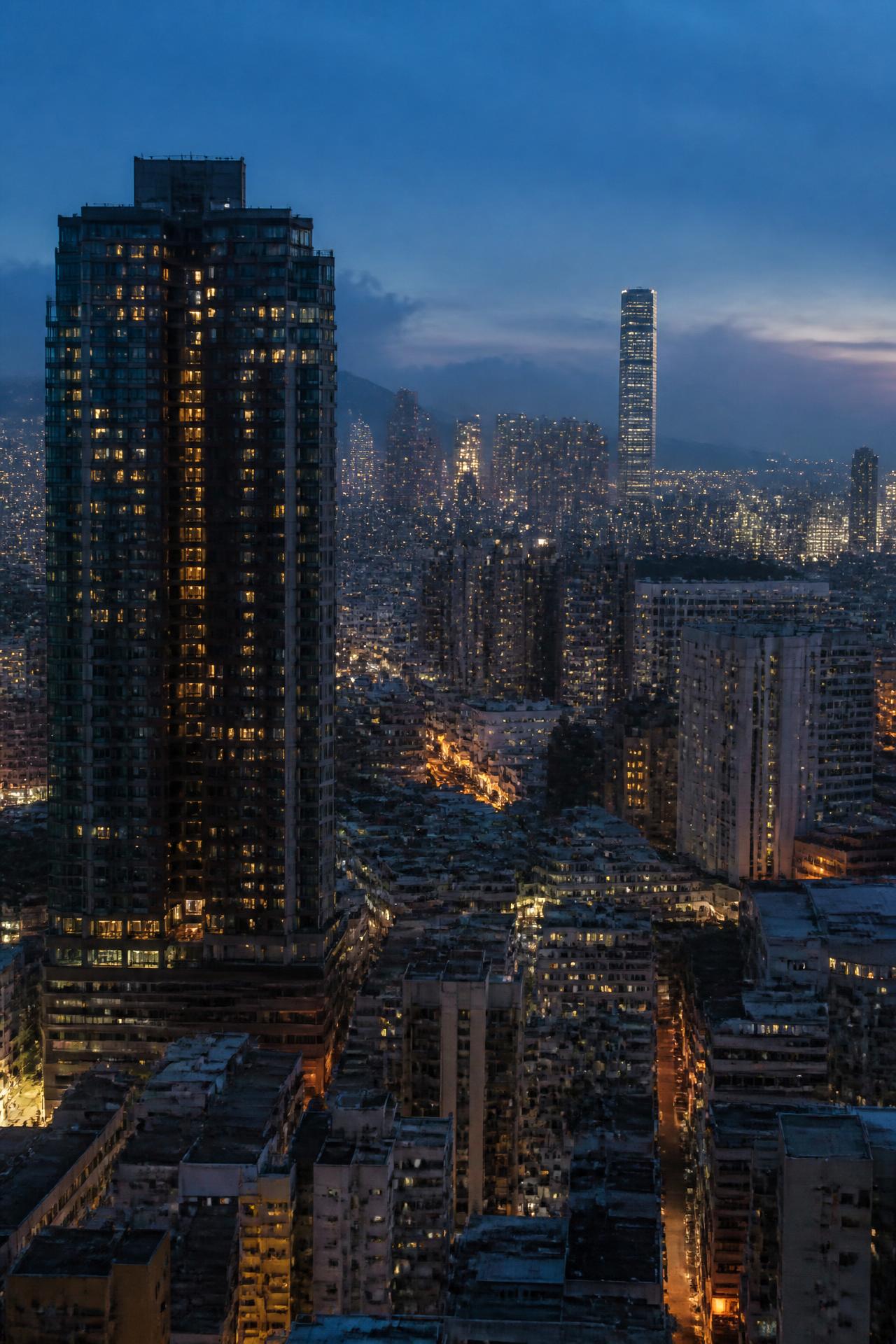 Skyline di una metropoli asiatica all'ora blu