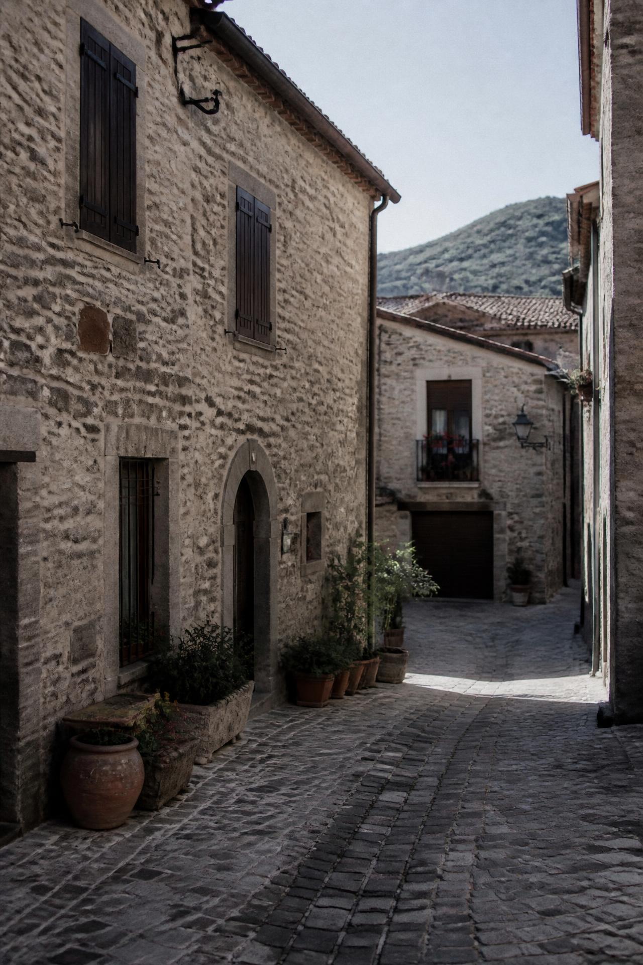 Vicolo lastricato di un piccolo borgo di pietra